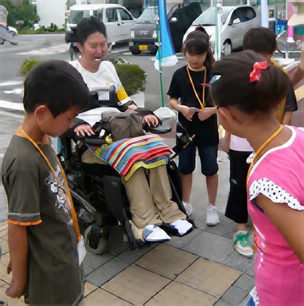 地域の小学生とふれあう